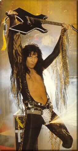 Archivo:Blackie lawless sosteniendo guitarra.jpg