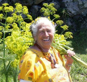 Archivo:Abuela en el monte.jpg