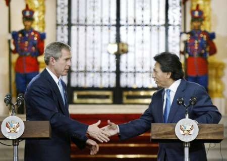 Archivo:Alejandro Toledo y George Bush.jpg