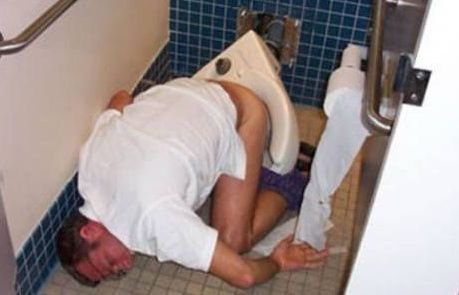 Archivo:Borracho cagando.jpg