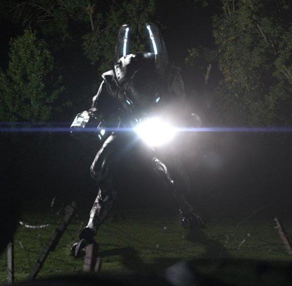 Archivo:Falling-Skies-Mech-alien forum large.jpg