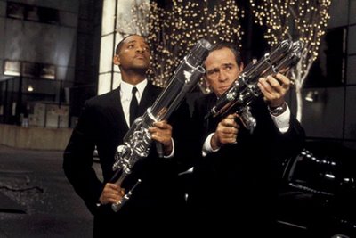 Archivo:Hombres de negrooo.jpg