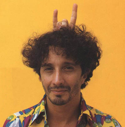 Archivo:Fito Paez cuernitos heavy.jpg