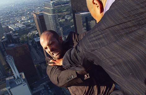 Archivo:Chellios cayendo del helicoptero.jpg