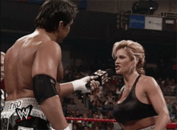Archivo:Sable le da patada en los cojones a marc mero.gif
