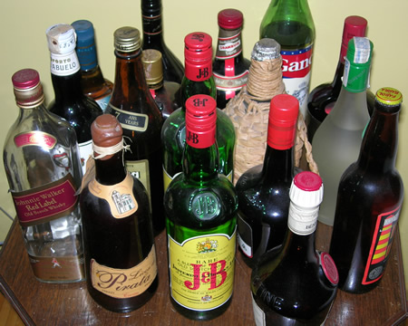 Archivo:Botellas-alcohol-np.jpg