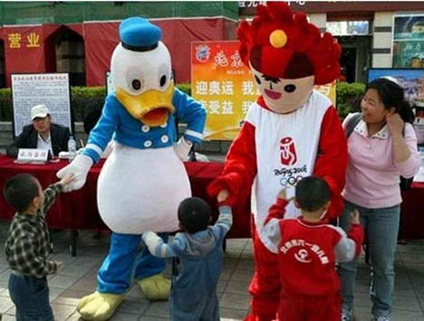 Archivo:Fake donald beijing disneyland duck olympic mascot.jpg