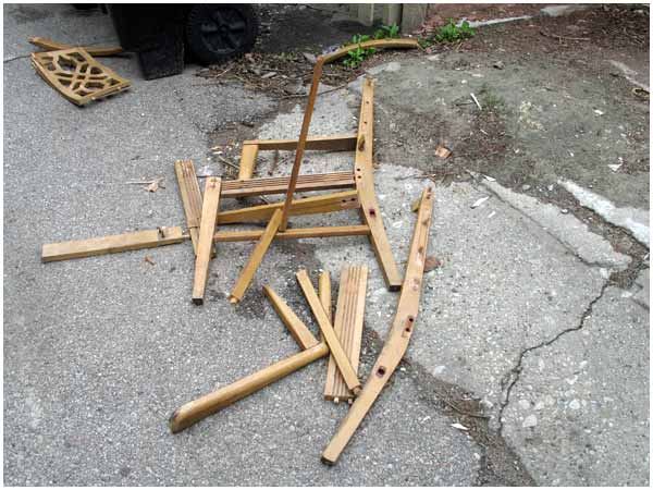 Archivo:Broken chair.jpg