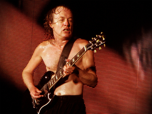 Archivo:Angus-young-ac-dc.jpg