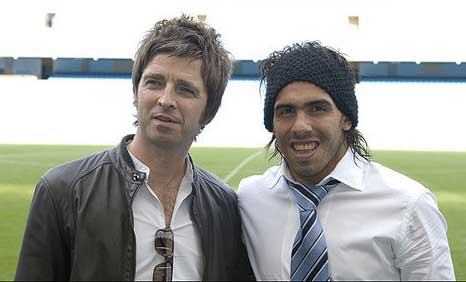 Archivo:Carlos Tevez Noel Gallagher.jpg