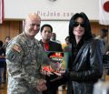 Michael Jackson entregando premio con decorativo "general Megasoft" de la excelencia por la flojera y las malas costumbres al soldado friki.