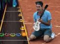 Roger Federer jugando al Guitar Hero en el descanso