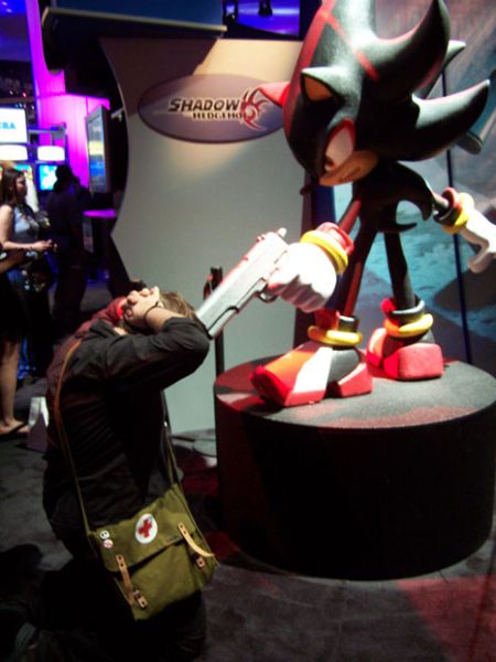 Archivo:E3-shadow-the-hedgehog-mit-knarre.jpg