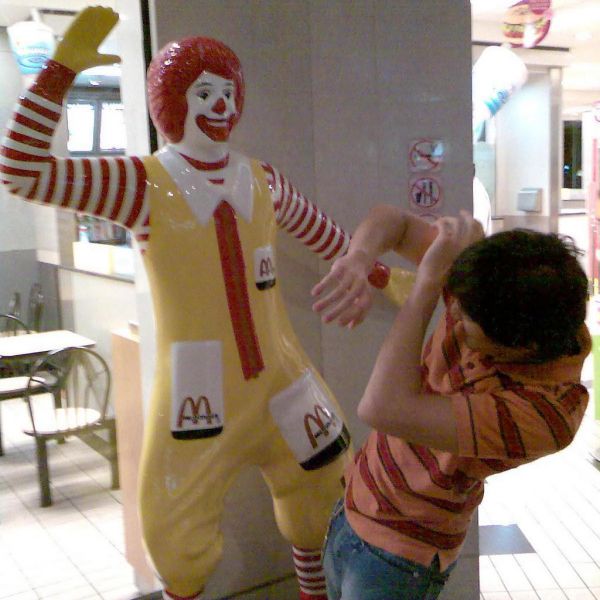 Archivo:Abusive-ronald-mcdonald1.jpg