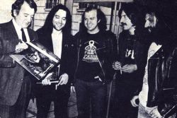 Los 5 miembros fundadores, vendiendo sus discos puerta a puerta