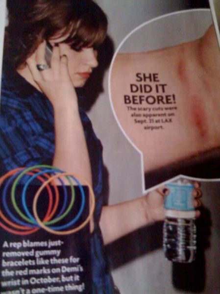 Archivo:Demi-lovato-cutting.jpg