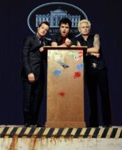 ¿Quién tiene dos pulgares, escribe en la frikipedia y no habla francés? MOI