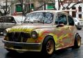 Fiat 600 con motor en llamas.