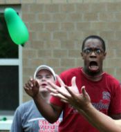 Asustando a sus amigos con su sola presencia