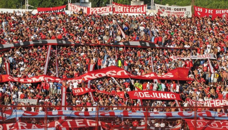 Archivo:Hinchada-del-Rojo.jpg