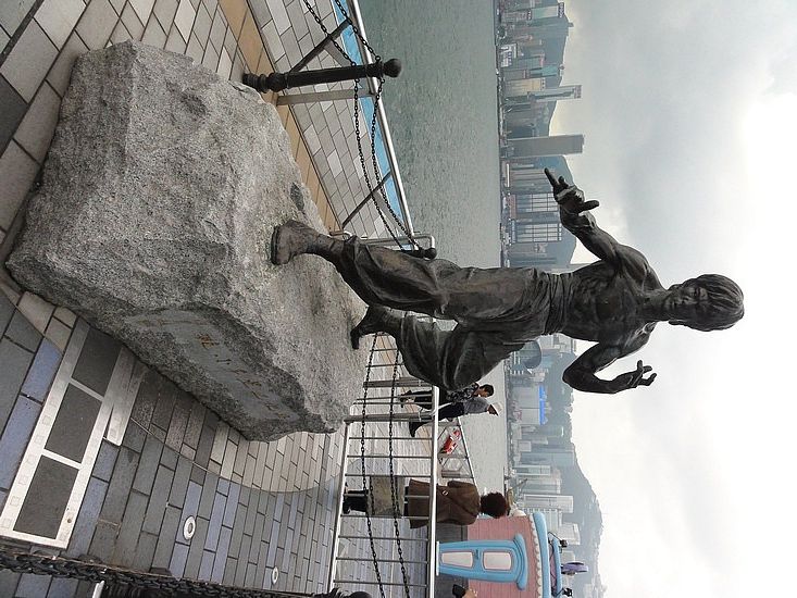 Archivo:Bruce Lee statue.jpg