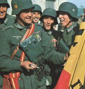 Aquí estoy con mis amigotes de la División Azul, riéndome del fotógrafo.